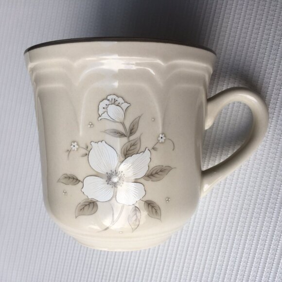Stoneware Japan Coffee Tea Cup White Flower Floral Beige Vintage MCM Set of 5 - Picture 2 of 12